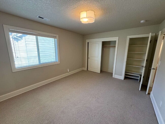 Building Photo - 4 Bedroom - 2 1/2 Bath Tualatin Home