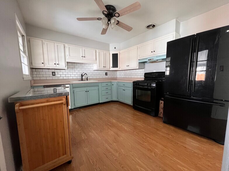 Building Photo - 1051 Curdes Ave