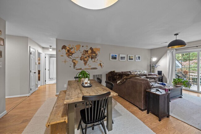 Building Photo - Adorable End-Unit Townhome in Desirable No...