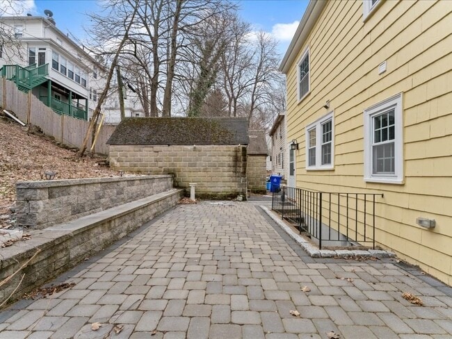 Building Photo - 40 Lake Shore Rd