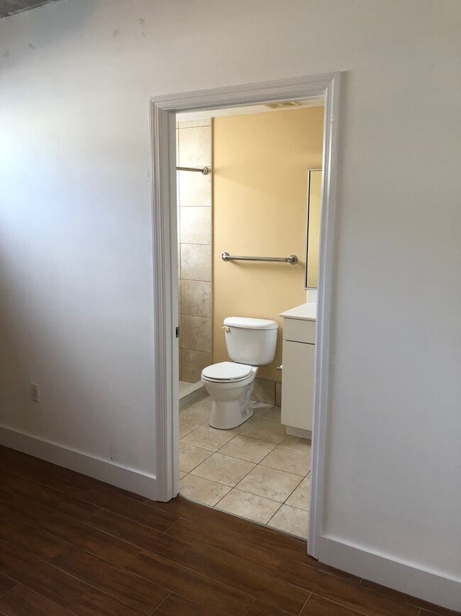 Building Photo - Loft Style Spacious And Close To Shands An...