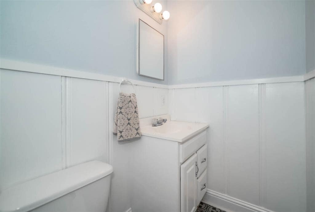 Master 1/2 Bath - 812 Glencrest Ln