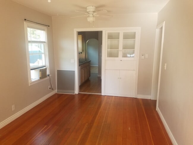 Building Photo - Charming Main level apartment