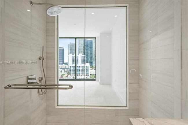 Building Photo - 700 NE 26th Terrace