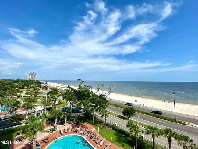 Building Photo - 2228 Beach Dr
