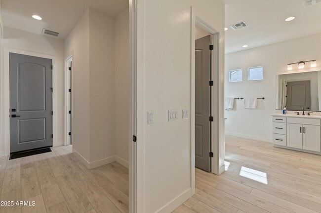 Building Photo - 4236 E Whisper Rock Trl