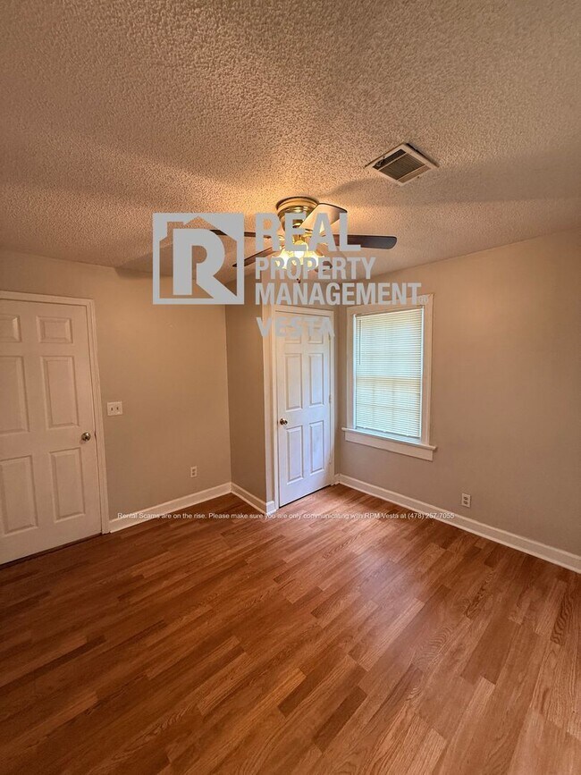 Building Photo - 3163 Highpoint Dr