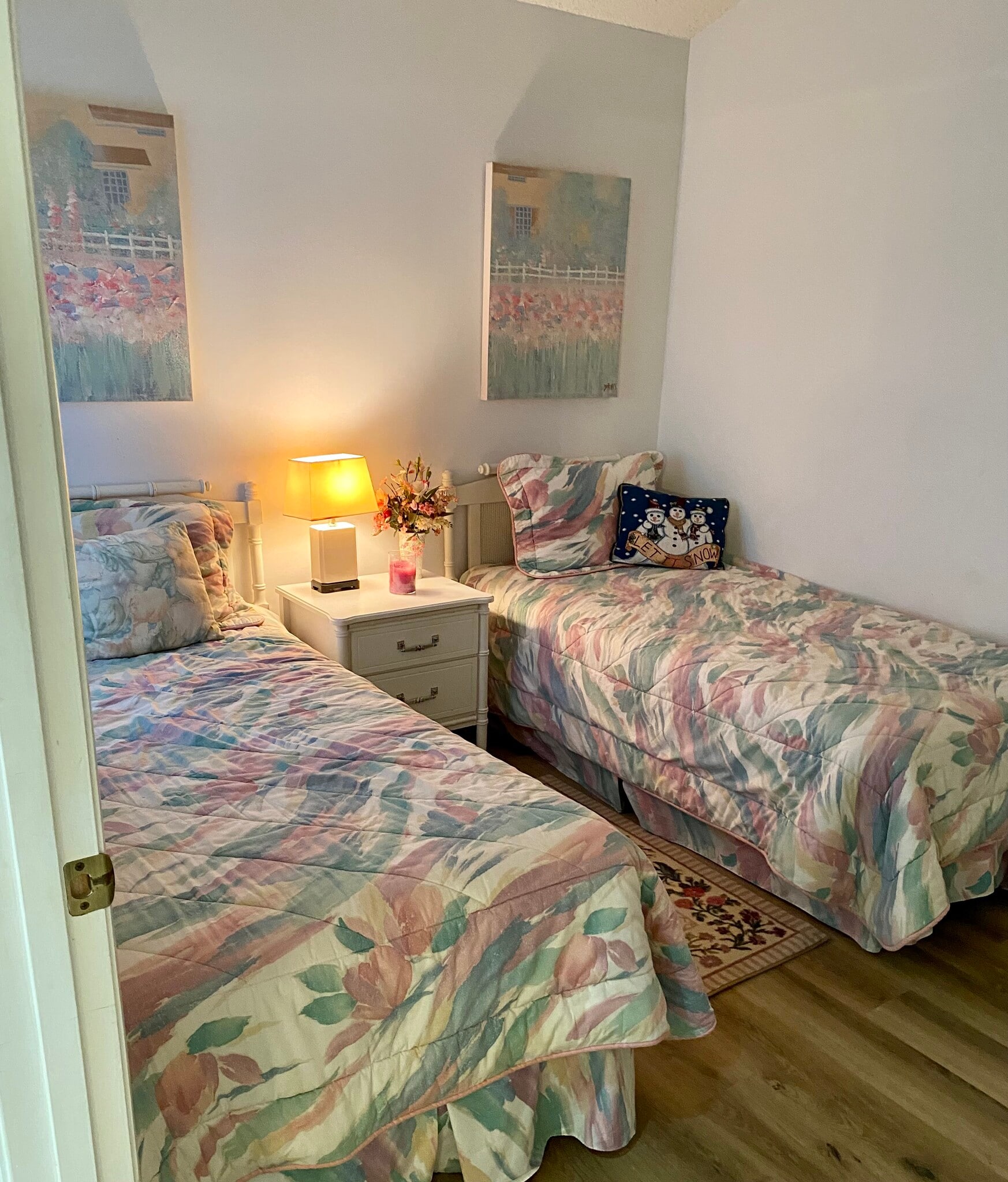 guest room - 1515 NE Beacon Dr