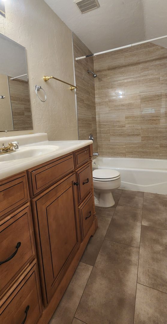 Building Photo - 4BR/2.5BA Home in Desirable Northridge Com...