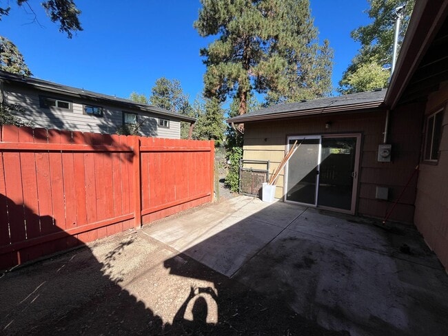 Building Photo - Single Level Home in Midtown