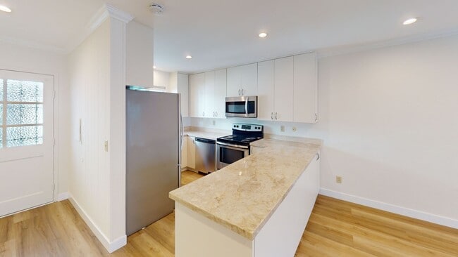 Building Photo - Open Concept Townhouse | Vinyl Plank Flooring