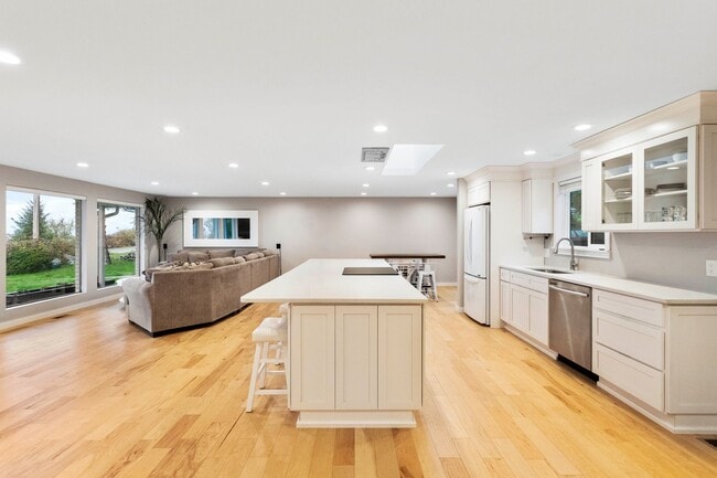 Building Photo - Spectacular View - 3bd/2ba - Custom Remodel - Group and Pet Friendly