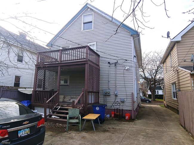 Building Photo - 2 br, 1 bath Triplex - 3549 West 129th Str...