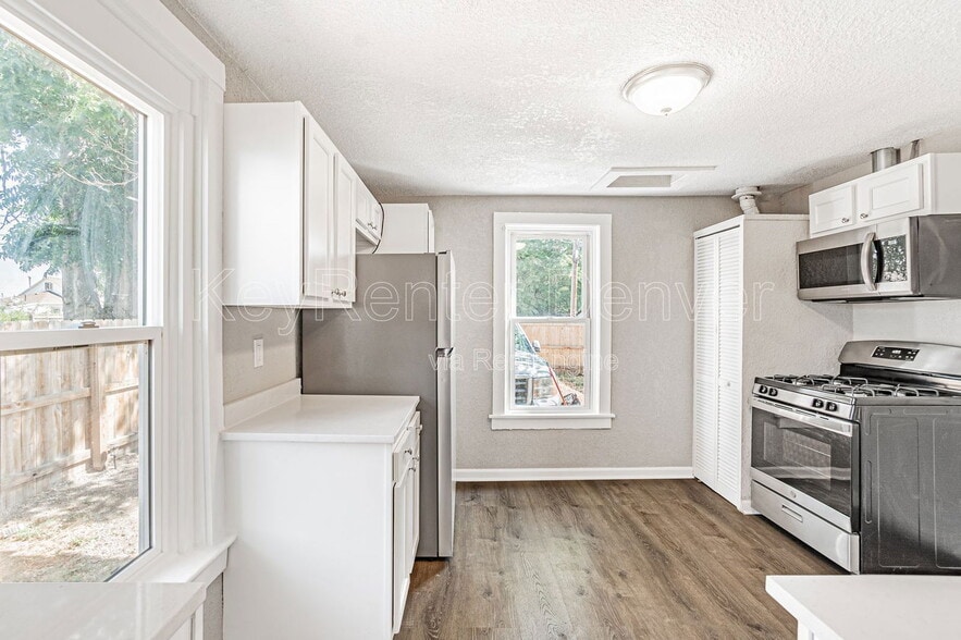 Primary Photo - 4768 Vine St