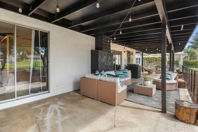 Building Photo - CANYON LAKE 3 BED 2 BATH ON GOLF COURSE