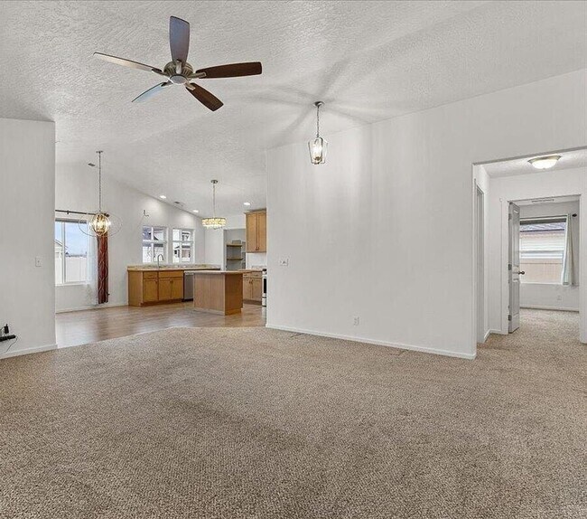 Building Photo - Great Location, Single Family Home, Post F...