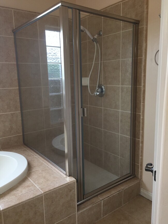 Building Photo - Wonderful 4+2 located North of Stockdale H...