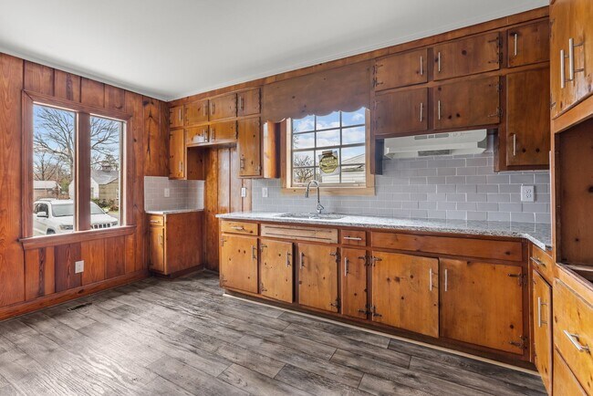 Building Photo - Charming & Newly Renovated 3 Bedroom 2 Bat...