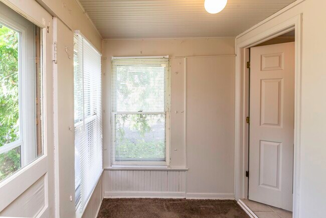 Building Photo - 831 Brookwood Pl