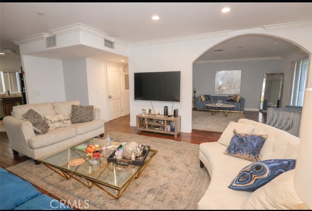 Building Photo - 13037 Moorpark St