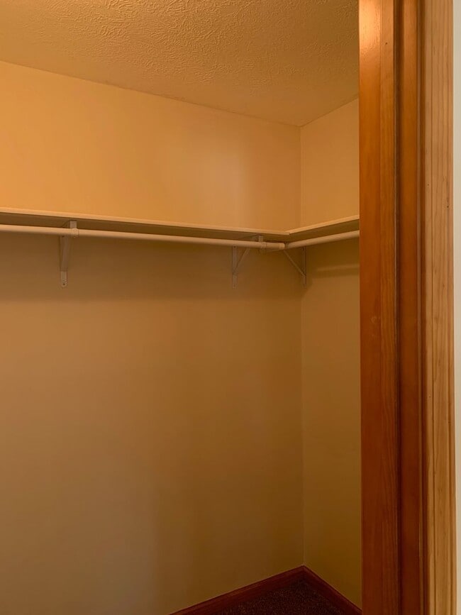 Building Photo - Country living close to the foothills