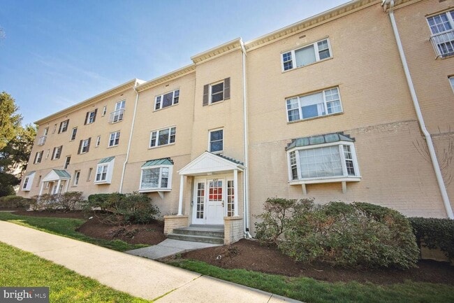 Building Photo - 6243 Wilson Blvd
