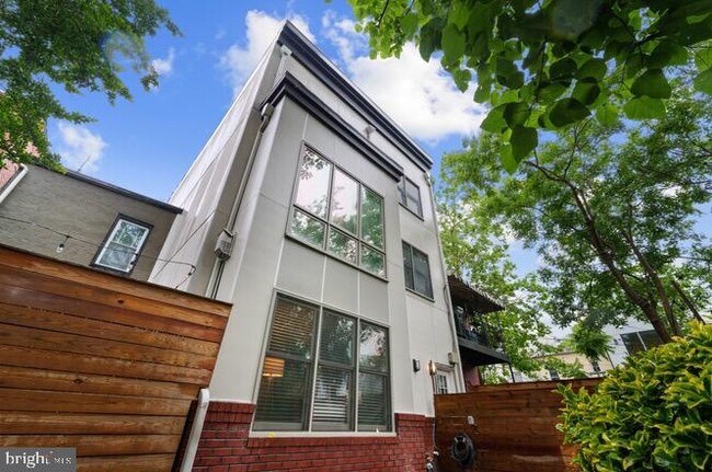 Building Photo - 1423 1st St NW