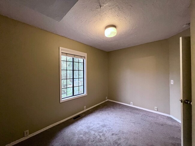 Building Photo - Outdoor Oasis: Charming 3 Bed 2 Bath House!