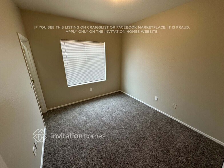 Building Photo - 1645 E Illini St