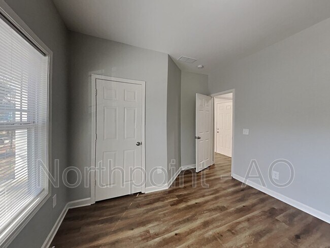 Building Photo - 1184 Hubbard St SW