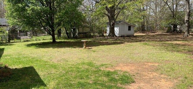 Building Photo - 2/1 Renovated House with fenced in lawn av...