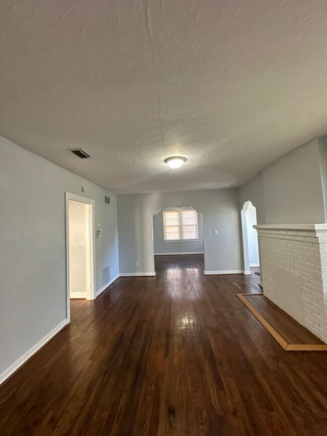 Building Photo - Fully Renovated 3/2 Available for Immediat...