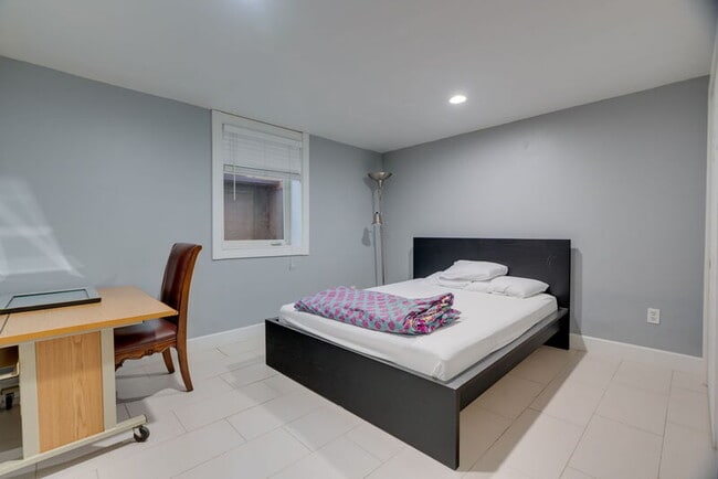 Building Photo - 3321 NE Peerless Pl