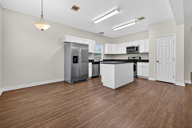 Building Photo - 7507 Legacy Pines Dr