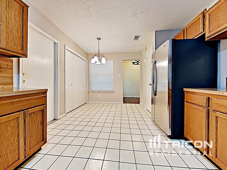 Building Photo - 824 Oakridge Dr