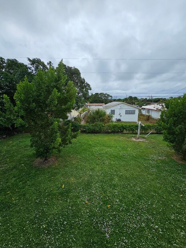 Building Photo - 933 W 7th St