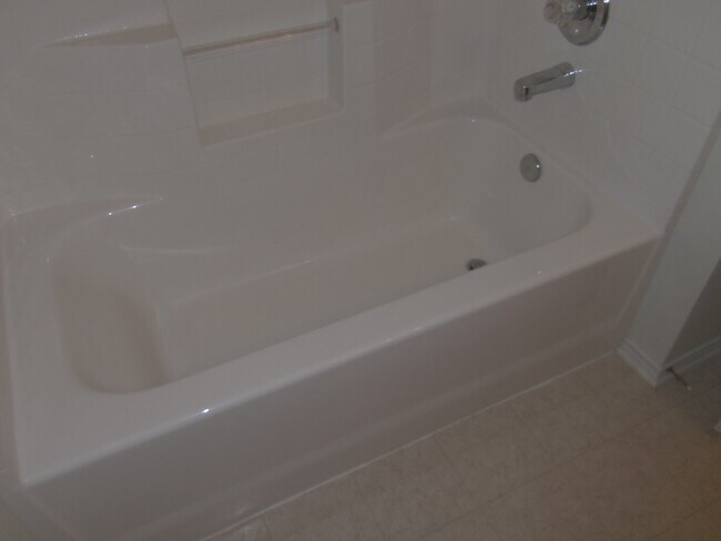 Building Photo - 4 Bedroom 2 Bath