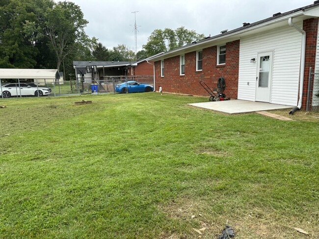 Building Photo - 834 Strawberry Ln
