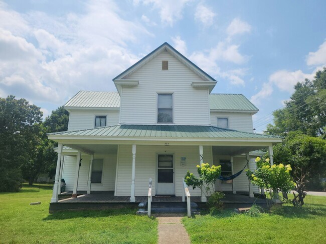 Primary Photo - 302 Dahl St