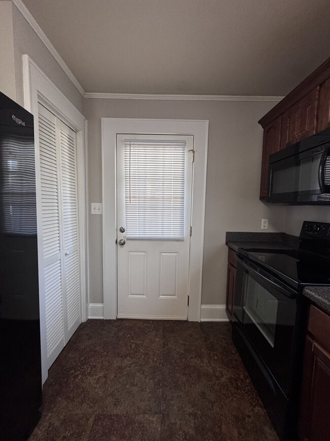 Building Photo - 884 Old Charlotte Rd SW