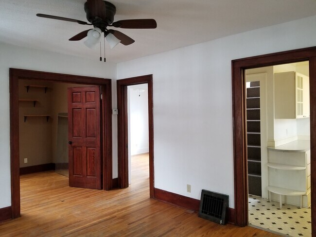 Building Photo - 2 bedroom House Close to Campus!