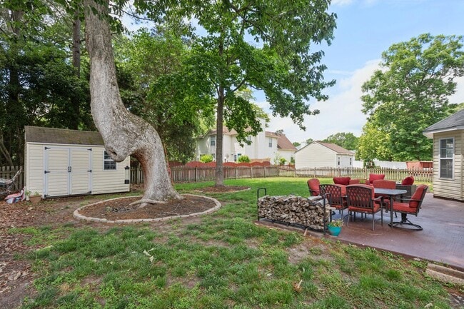 Building Photo - Spacious 4 BDRM 2.5 BA