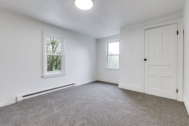 Building Photo - 955 E Warrington Ave