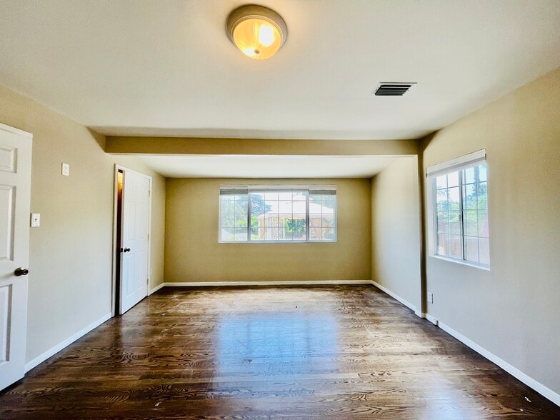 Building Photo - 729 Orange Dr