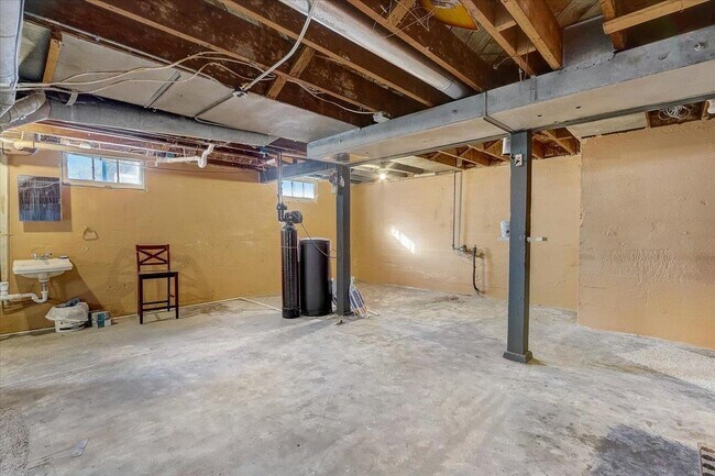 Building Photo - 309 E Lakeview Ave