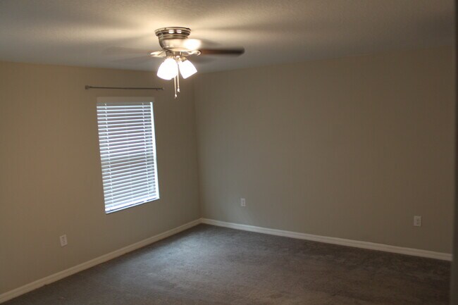 Building Photo - 10537 Lake Montauk Dr