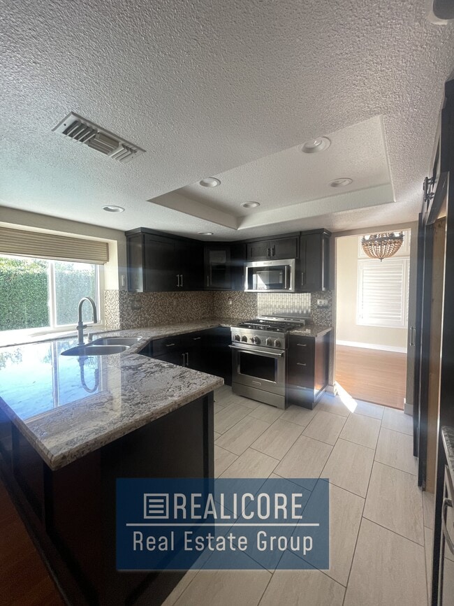 Building Photo - 10937 Sonora Ave