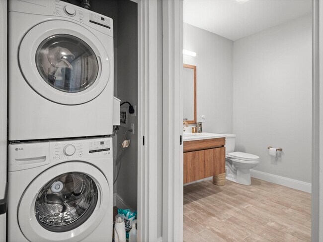 Building Photo - 9 Central St