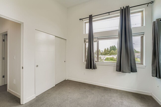 Building Photo - Modern 2-Bed, 2-Bath Townhome with Air-Conditioning in Rainier Beach