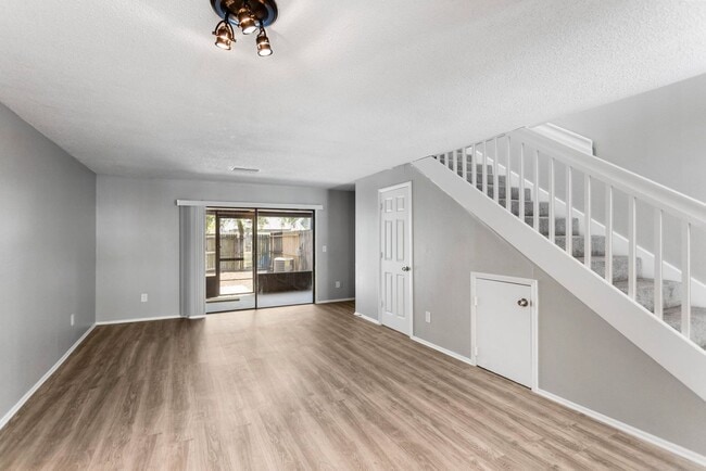 Building Photo - 2bedroom 1.5 Bath Town home **